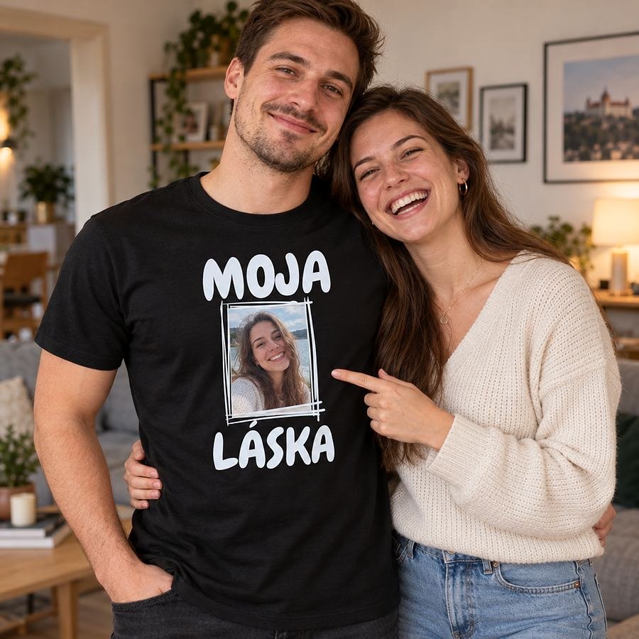 Muž v čiernom tričku Moja láska s fotkou priateľky